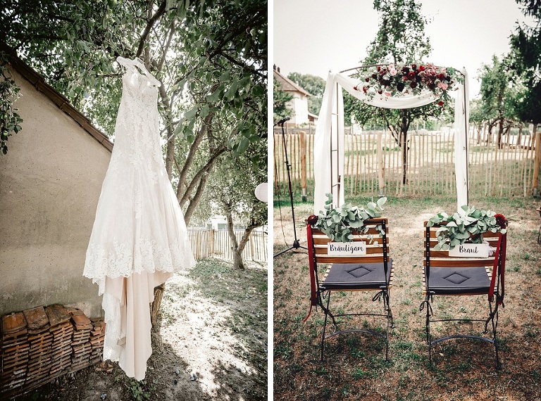 Auf dem linken Bild wurde ein Brautkleid an einem Baum aufgehängt. Auf dem rechten Bild stehen zwei Hochzeitsstühle vor einem Blumenbogen. Getting Ready, Hochzeit, Hochzeitsfotografie, Absolut Fotografie, Tanja Steger